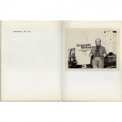Richard Hamilton photographié au Polaroid par Joseph Beuys, 1969