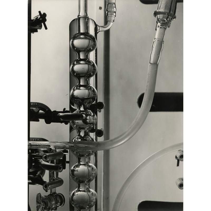 photographie de Jean-Pierre Sudre d'instruments de laboratoire scientifique, c. 1960