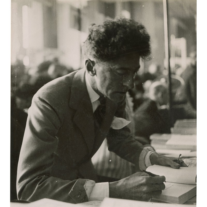 Jean Cocteau dédicaçant un de ses livres, par Jean Roubier, ca. 1930