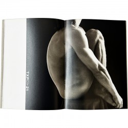 livret de 24 photos de Simon Meisel réalisées pour la campagne publicitaire de la marque Loewe en 2016-2017