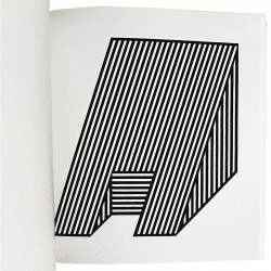 "Isometric Drawings" de l'artiste Sol LeWitt, exposé à la John Weber Gallery, New York, 1982