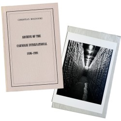 exemplaire de tête du livre de Christian Boltanski, Archive of the Carnegie International 1896-1991 avec photo signée