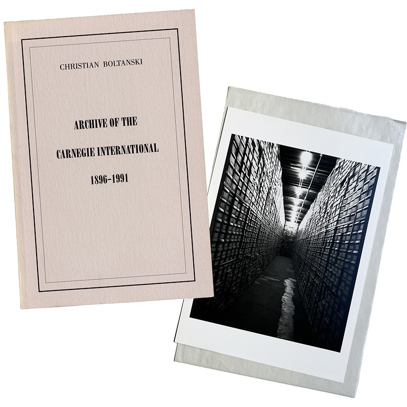 exemplaire de tête du livre de Christian Boltanski, Archive of the Carnegie International 1896-1991 avec photo signée