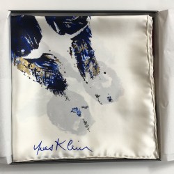 foulard en soie "anthropométrie" d'Yves Klein, Flammarion 4, 1993