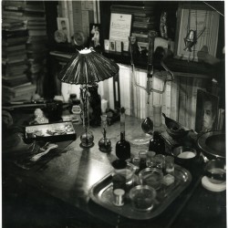 photographie du bureau de Yolande Fièvre et du matériel lui servant à réaliser ses "Oniroscopes"