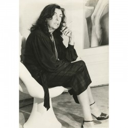 Portrait en pied d'Iris Clert, photographiée par de Jacques Robert