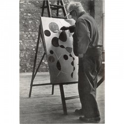 photographie d'Alexander Calder en train de peindre
